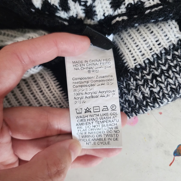 SHEIN Black and White Checkered Cardigan with Bold Pattern - Picture 8 of 10